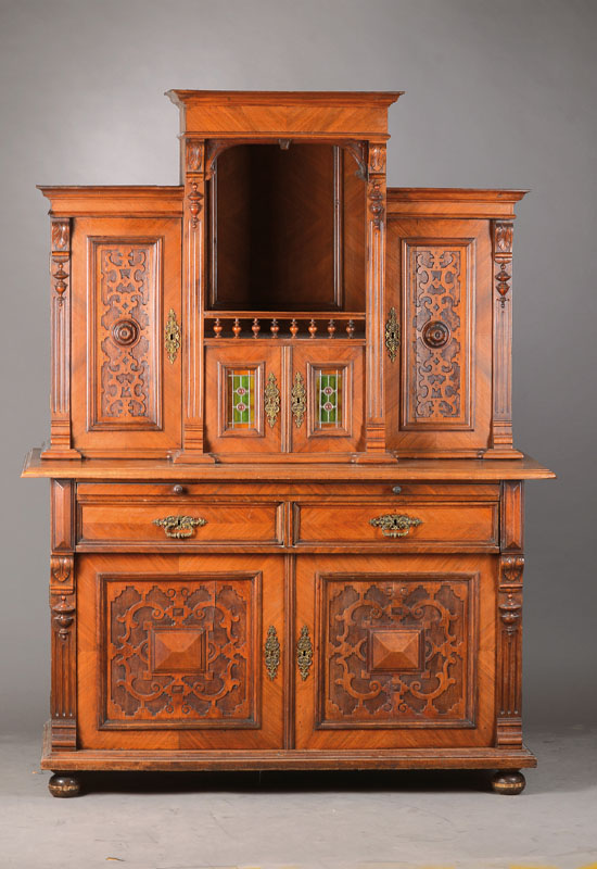 Aufsatzbuffet, deutsch, um 1880, Nussbaum z.T. auf Kreuzfuge furniert, podestförmiger Aufsatz risalitartig vorstoßend, 4-türig, 2 Butzenfenster, ...