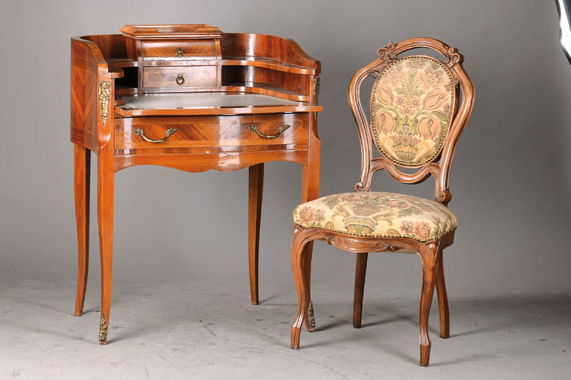 Zierlicher Damenschreibtisch mit Stuhl, 20.H.20.Jh.,sog. Bonheur du jour, Nussbaum furniert z.T. massiv, im Transition-Stil, 3- schübig mit ...