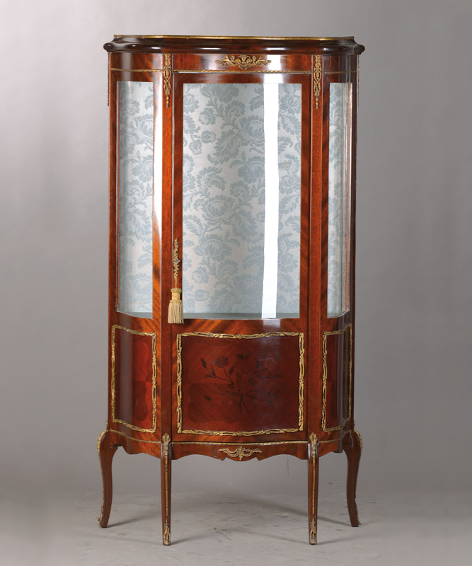 Vitrine, 1.H.20.Jh., im Transition-Stil, Mahagoni, 3-seitig gewölbt verglast, 2 Einlegeböden davon eins aus Glas, Innenleben mit floralem Stoff ...