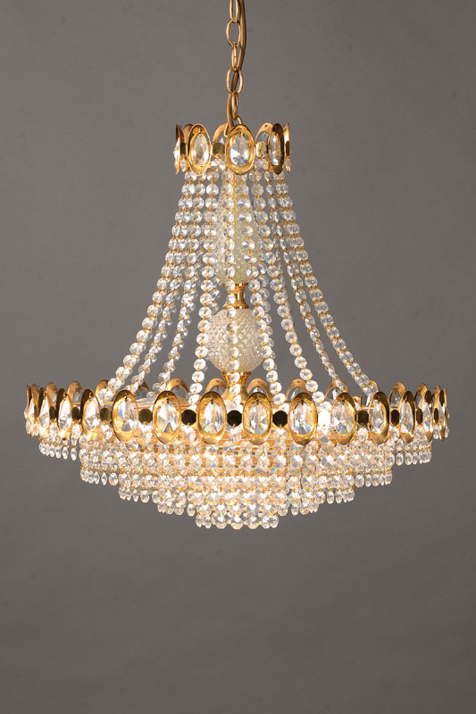 Deckenlampe mit zwei Wandleuchten, 20.Jh., Deckenlampe mit 6 Brennstellen, reicher Linsenbehang 5-fach abgetreppt, Schauseiten mit tropfenförmigem ...