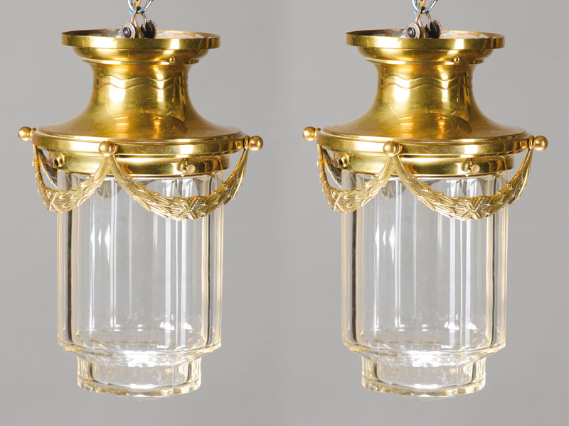 Zwei Deckenlampen, Wien, um 1900-05, Fassung Messing mit Ziergirlanden, Jugendstilwellenmuster, Glaskörper vielfach facettiert geschnitten u. ...