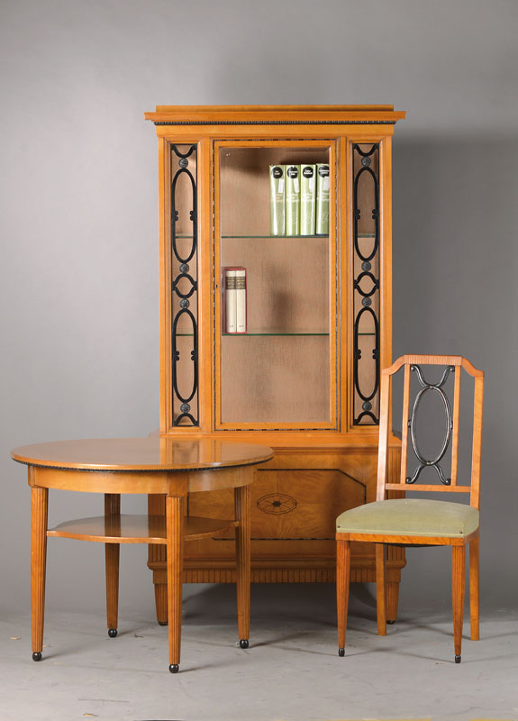 Edles Jugendstil-Zimmer, deutsch, um 1910, Birke massiv z.T. furniert bzw. auf Kreuzfuge furniert, bestehend aus Vitrine, Hängeeckschrank, Tisch u. ...