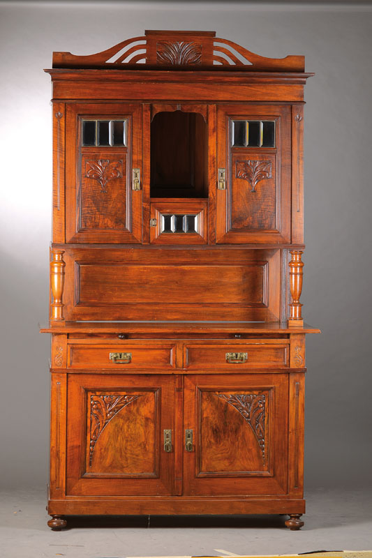Jugendstil-Aufsatzbuffet, deutsch, wohl südwestdeutsch, um 1910, Nussbaum massiv, 3 -türiger Aufsatz mit je 3 facettierten Gläsern, vegetabile ...