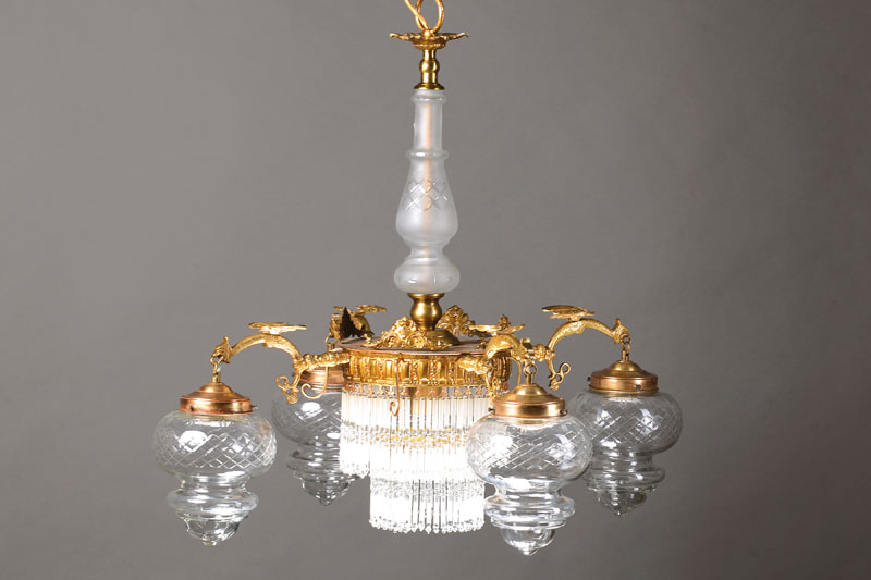 Deckenlampe, Spanien, um 1910, sog. Drachenleuchter, massive Messingmontur, 4 Arme als geflügelte Fabeldrachenkopfabschlüsse, einen Ausleger ...