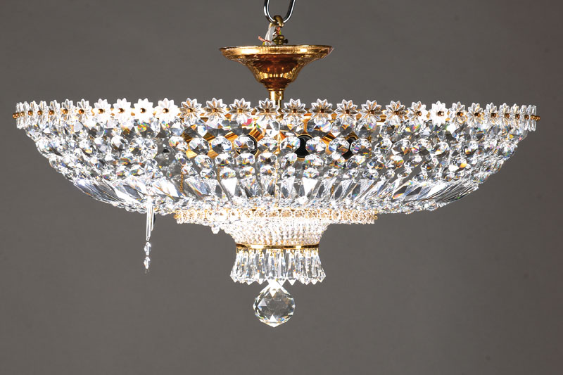 Opulenter Kristall-Prismenleuchter, 1930er Jahre, 3 in der Form verschiedene Kristall-Lüster, angelegt in 2 Ebenen an hochglanzpoliertem ...
