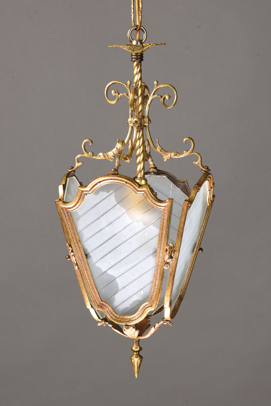 Flur- bzw. Hallenlampe, Frankreich, um 1920, Messingmontur mit hübsch gewachsener Patina, 4 bewegte in sich getreppte Stege, in hexagonaler ...
