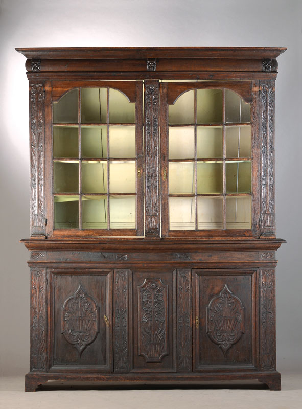 Aufsatzvitrine, aus Teilen des späten 18.Jh., im 19.Jh. umgebaut Eiche massiv, Aufsatz mitaltem Glas, vielfach versproßt, Innen 3 Einlegeböden, ...