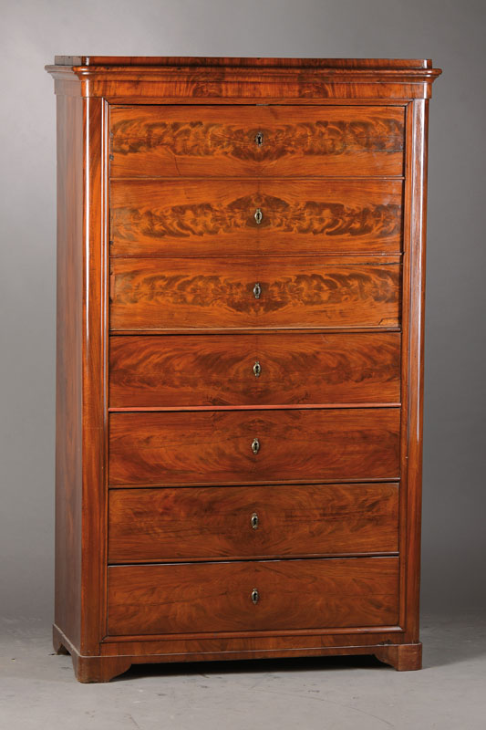 Wäscheschrank, wohl Sachsen, um 1870, Pyramidenmahagonifurnier vielfach doppelt gespiegelt verlegt, oberste 3 Schübe als Tür aufgeblendet, Innen 1 ...
