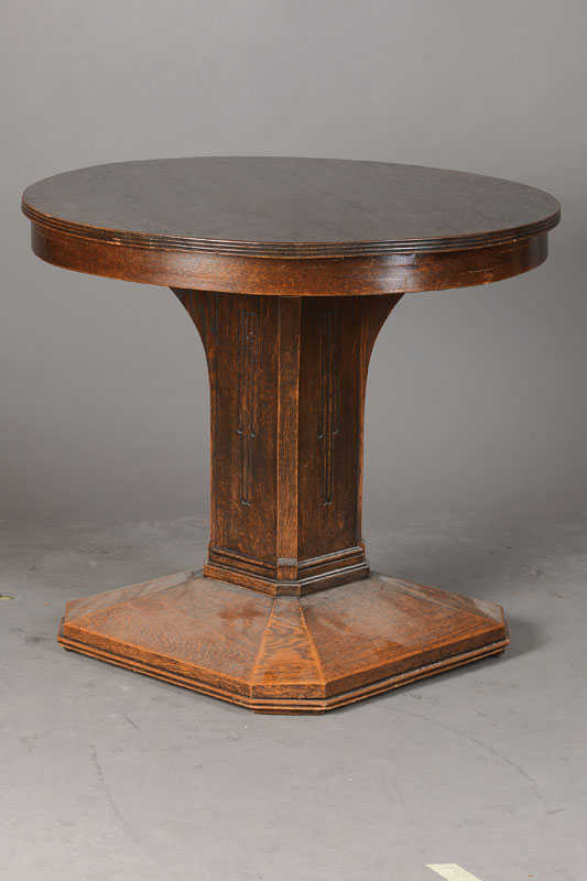 Salontisch, deutsch, um 1920/30, Eiche mass., quadratische Säule mit abgeflachten Ecken u. Riefung, Platte 3-fach gerieft, passiger Sockelfuß, ...
