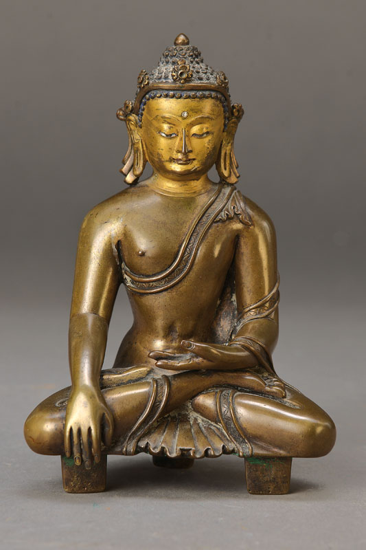 Sitzender Buddha, Tibet, 19. Jh., Bronze, Kopf und Haare mit Resten alter Bemalung, kleiner Diamant? als drittes Auge auf der Stirn, H. 15 cm