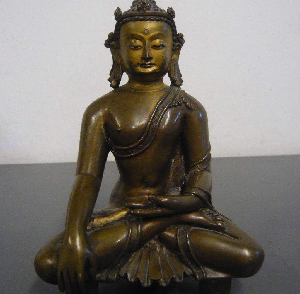 Detail c: Sitzender Buddha, Tibet, 19. Jh., Bronze, Kopf und Haare mit Resten alter Bemalung, kleiner Diamant? als drittes Auge auf der Stirn, H. 15 cm