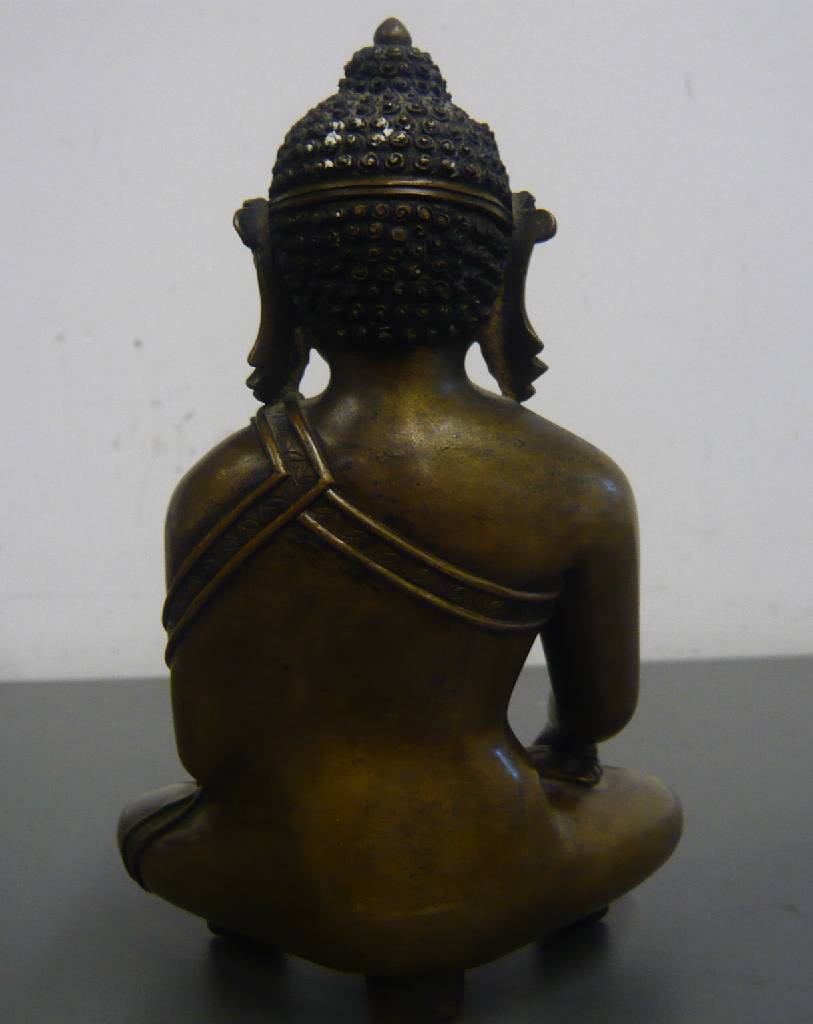 Detail d: Sitzender Buddha, Tibet, 19. Jh., Bronze, Kopf und Haare mit Resten alter Bemalung, kleiner Diamant? als drittes Auge auf der Stirn, H. 15 cm