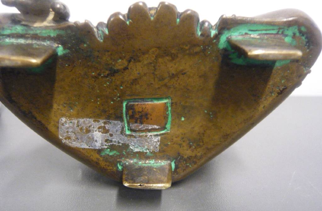 Detail e: Sitzender Buddha, Tibet, 19. Jh., Bronze, Kopf und Haare mit Resten alter Bemalung, kleiner Diamant? als drittes Auge auf der Stirn, H. 15 cm
