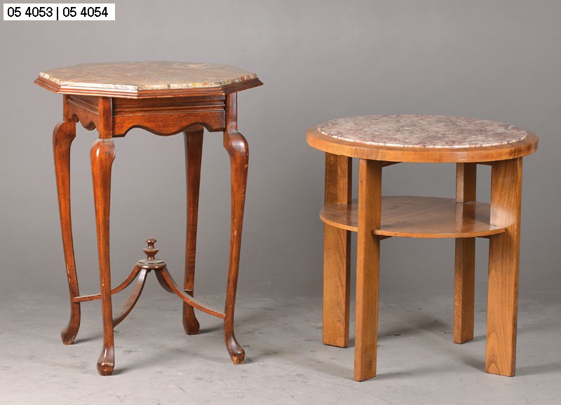 Beistelltischchen, deutsch, 20.Jh. ,achteckige Platte mit eingelegter Marmorplatte, langgezogene, geschweifte Carbiole-Legs, zusammenlaufender ...