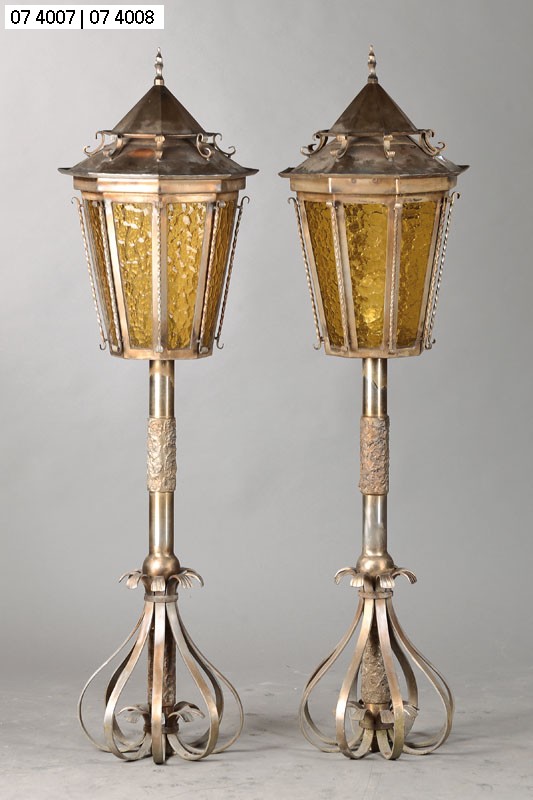 Lampe / Laterne, deutsch, um 1985/90,Edelstahl geschmiedet, 1 Brennstelle, 8-fach gelb verglast, in sich facettiert, Kanten mit Zierleisten, Fuß in ...