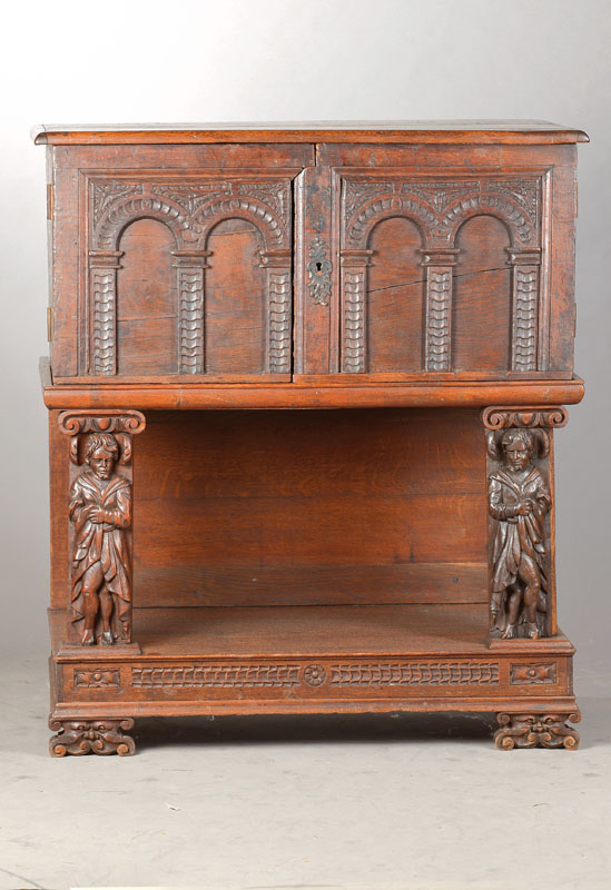 Stollenschrank aus alten Teilen, Truhe um 1770/80, rechte Figur 16.Jh., linke Figur 18.Jh, ca. 109x96x50 cm