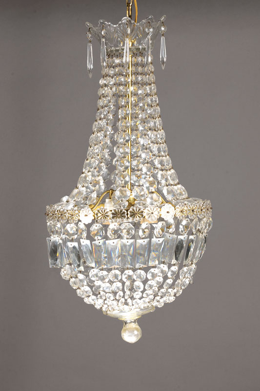 Deckenleuchter, deutsch, um 1890-1900, feiner Kristallglasbehang, drei Brennstellen, Messingmontur, H.ca. 55cm, Elektr. nicht geprüft, lt. ...