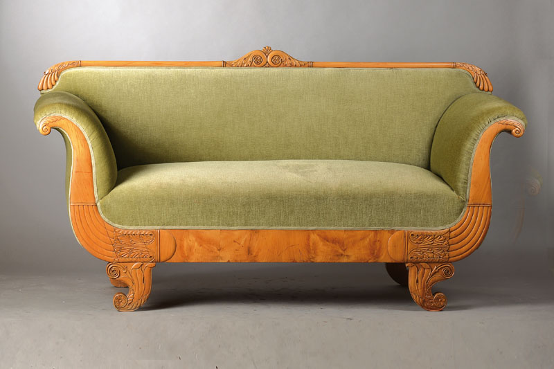 Biedermeiersofa, wohl Frankfurt, um 1835, Kirschbaum mass. u. furniert, Armlehnen ausladend, typische Füllhornmotivik, feine Palmetten-, ...