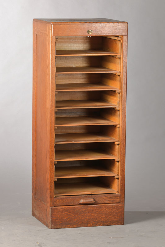 Pfeilerschränkchen, deutsch, um 1900, Eiche massiv, Jugendstil, Rollverschluss nach unten zu öffnen, Innen 9 offene Schübe, guter Zustand, ...