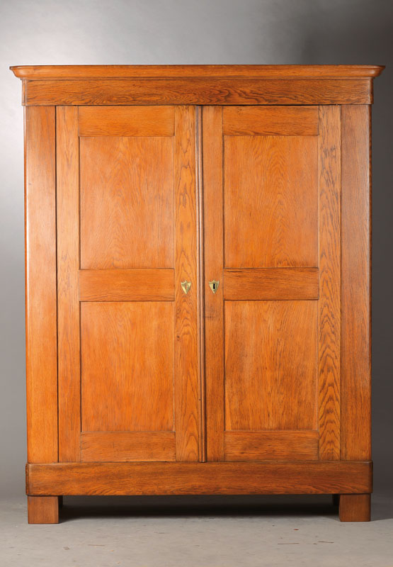 Biedermeierschrank, süddeutsch, um 1840/50, Eiche mass., 8-fach kassettiert, komplett auf Rahmen gearbeitet, Innenleben mit 3 Einlegebrettern, orig. ...