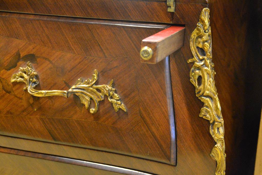 Detail d: Schrägklappensekretär, wohl Frankreich, Mitte 20.Jh., Rosenholzfurnier z.T. auf Kreuzfuge verlegt, nach Louis-Quinze-Vorbild, allseitig bombiert, ...