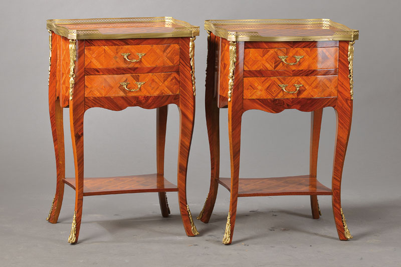 Paar Beistellschränkchen, sog. Coiffeuse, Mitte 20.Jh., nach franz. Vorbild von 1750/60, Rosenholzfurnier z.T. auf Kreuzfuge bzw. parkettiert ...