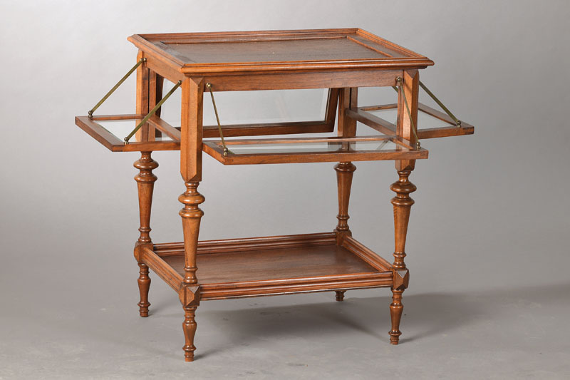 Tabletttischchen, deutsch, Ende 19.Jh. , Nussbaum massiv, vielfach profilierte Plattenleiste, Balusterbeine mit unterer Ablagefläche, allseitig ...