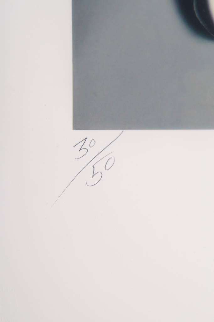 Detail b: Mark Kostabi, geb. 1960, 3D-Konstruktion, Giclee auf Papier, signiert und nummeriert 30/50, datiert 2014, Motiv ca. 66,5x45 cm, Blattgr. ca. 89x61 cm