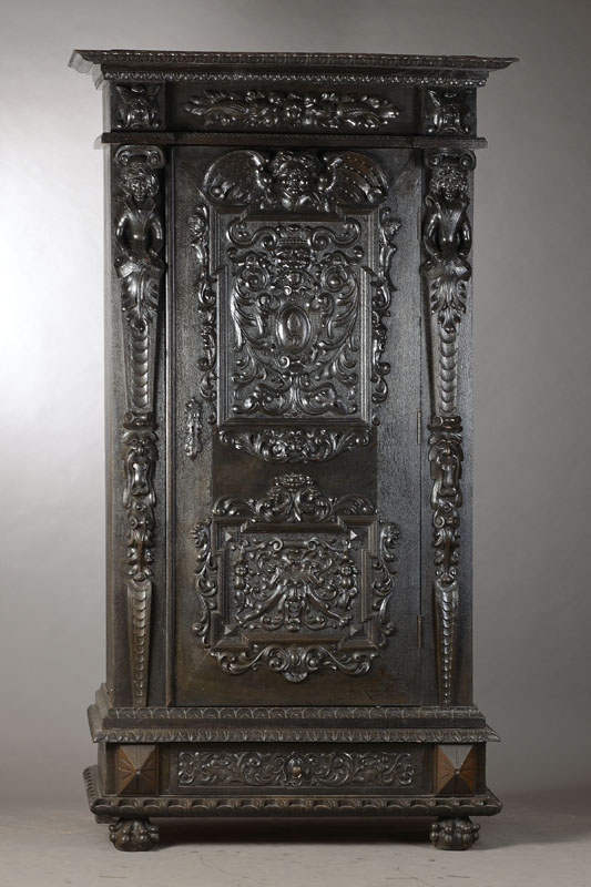1-türiger Schrank, wohl Belgien, um 1870- 90, Eiche geschwärzt, Giebel vielfach profiliert, Seite risalitartig vorgesetzt, aufgesetzt Fratzen, ...