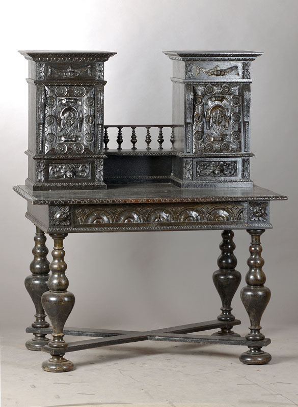 Aufsatzschreibtisch wohl Belgien, um 1870- 90, Eiche geschwärzt, Aufsatz aus 2 je 1- türigen u. 1-schübigen Schränkchen, durch Balustergalerie u. ...