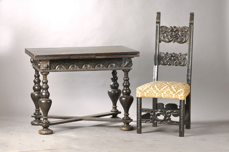 Ausziehtisch mit zwei Stühlen, wohl Belgien, um 1870-90, Eiche geschwärzt, Stuhllehne mit doppelter Fratzenschnitzerei, Vertikale mit Münzfries, ...