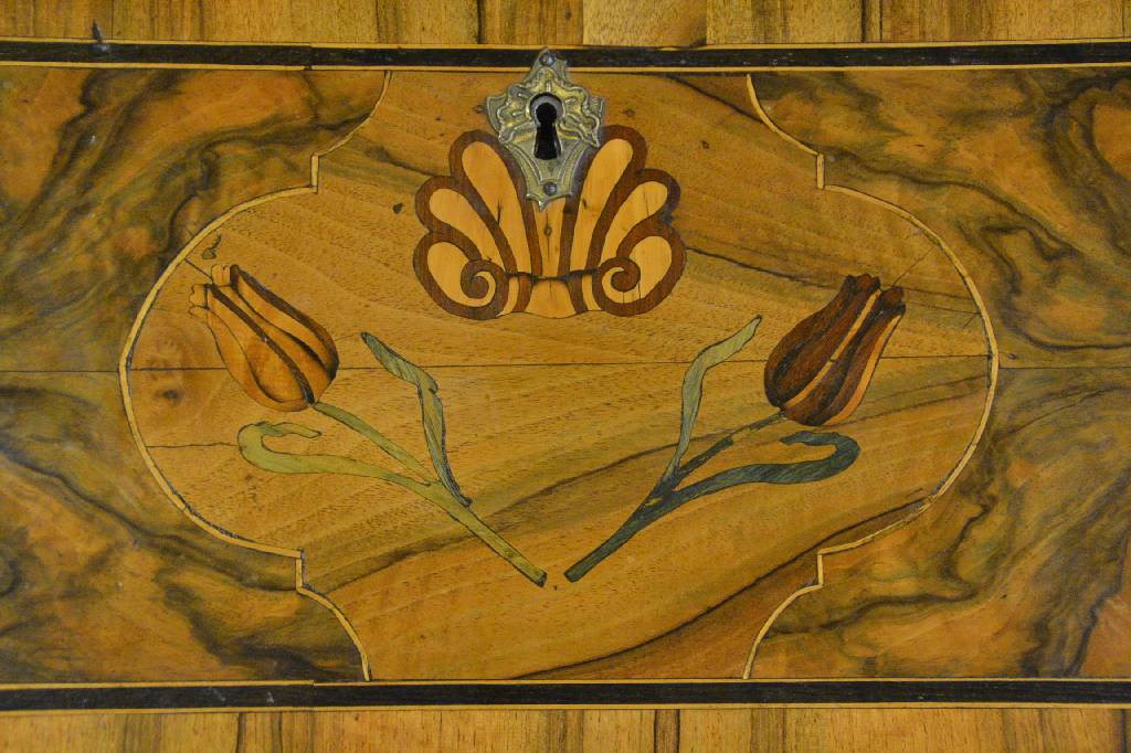 Detail a: Tabernakelaufsatzsekretär, wohl Gegend Mainz, um 1760, Nussbaum- u. Wurzelnussfurnier auf Weichholzkorpus, Bandintarsien in Pflaume mit ...