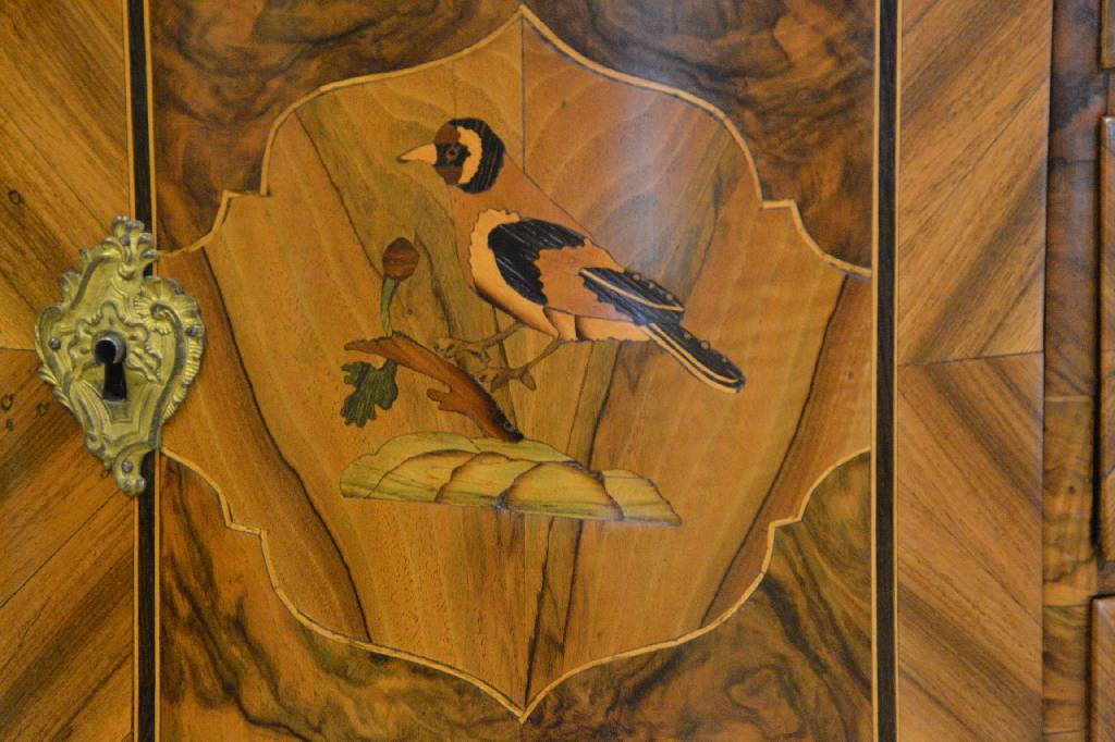 Detail b: Tabernakelaufsatzsekretär, wohl Gegend Mainz, um 1760, Nussbaum- u. Wurzelnussfurnier auf Weichholzkorpus, Bandintarsien in Pflaume mit ...
