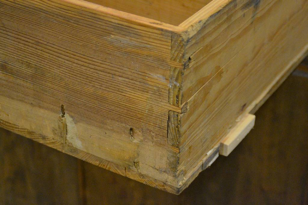 Detail f: Tabernakelaufsatzsekretär, wohl Gegend Mainz, um 1760, Nussbaum- u. Wurzelnussfurnier auf Weichholzkorpus, Bandintarsien in Pflaume mit ...