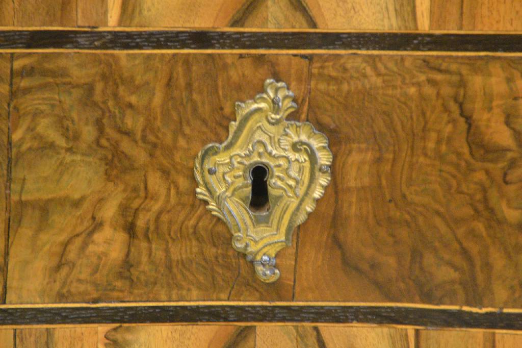 Detail g: Tabernakelaufsatzsekretär, wohl Gegend Mainz, um 1760, Nussbaum- u. Wurzelnussfurnier auf Weichholzkorpus, Bandintarsien in Pflaume mit ...