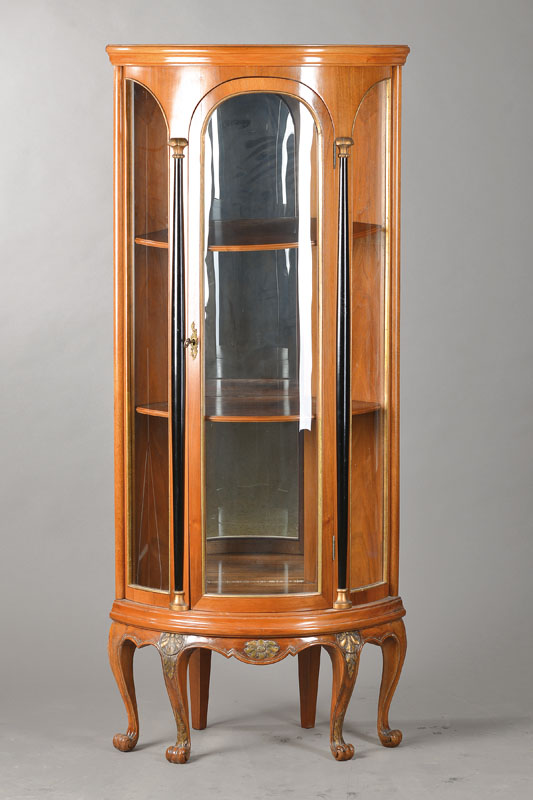 Eckvitrine, wohl Neuwied / Frankfurt, um 1900, Nussbaum u. Buche, 3-fach gewölbt verglast, Innenleben mit 2 Einlegeböden, 2 aufgesetzte ...