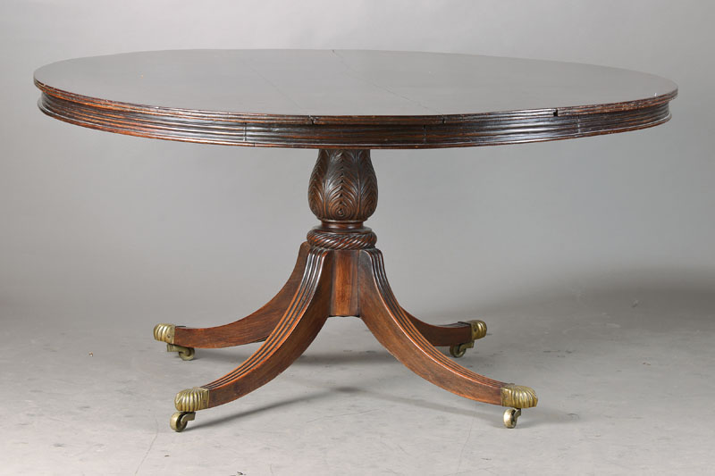 Runder Regency-Tisch, England, um 1810, Mahagoni massiv, Plattenzarge vielfach gerieft, kräfte Balustersäule mit Akanthusblattschnitzerei, sog. ...