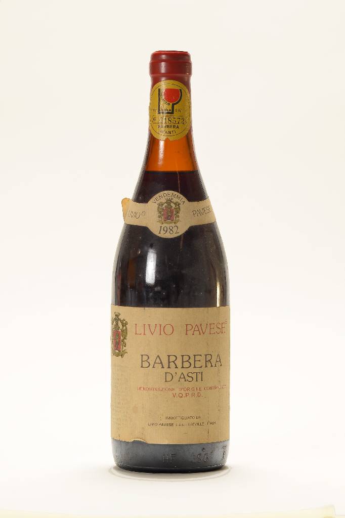 5 Flaschen italienischer Rotwein, 2 x 1982 Livio Pavese Barbera D'Asti, je ca. 75 cl, Abstand zwischen Kapsel und Weinfüllstand: 2-3cm, 1 x ...