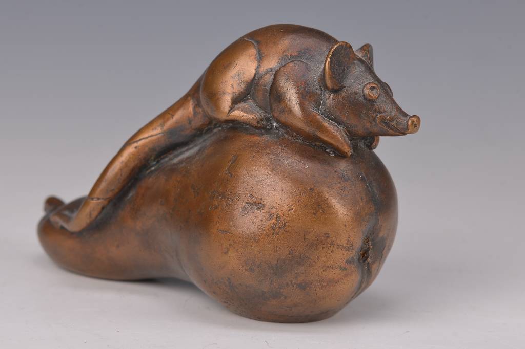 Gernot Rumpf, geb. 1941 Kaiserslautern, Maus auf Birne, Bronzeskulptur, monogrammiert, Gießerstempel Strehle, ca. 8,5x13 cm