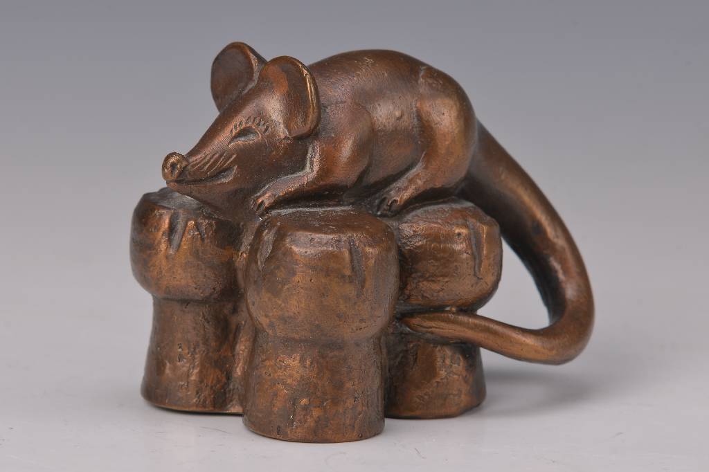 Gernot Rumpf, geb. 1941 Kaiserslautern, Maus auf Sektkorken, Bronzeskulptur, monogrammiert, Gießerstempel Strehle, H. ca. 7,5 cm