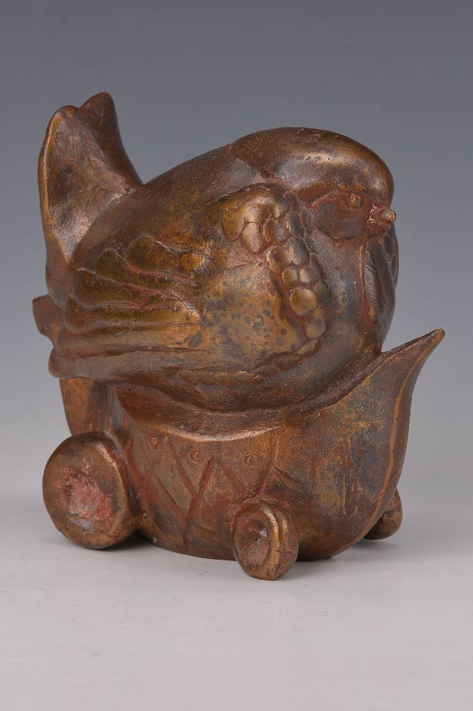 Gernot Rumpf, geb. 1941 Kaiserslautern, Taube auf Wagen, Bronzeskulptur, monogrammiert und signiert, Gießerstempel Strehle, H. ca. 13 cm