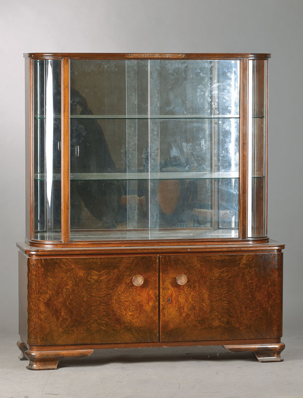 Aufsatzvitrine, deutsch, um 1920-30, Art- Deco-Einfluß, Aufsatz nahezu voll verglast mit2 gewölbten Gläsern, 2 Schiebetüren, 2 Glaseinlegeböden, ...