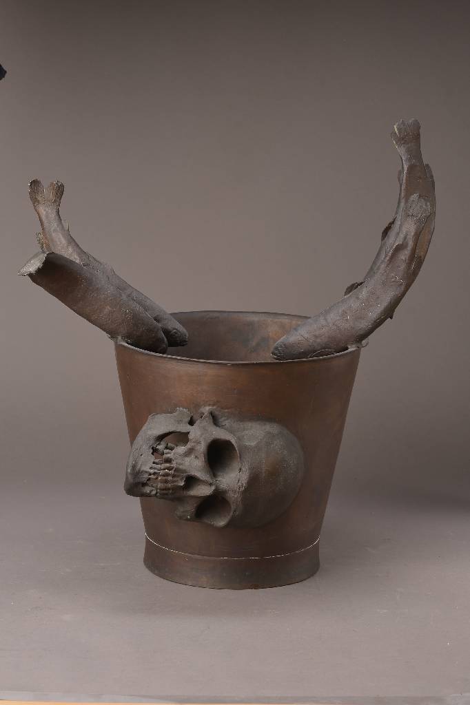Dieter Teusch, geb. 1940 Frankfurt/Main, lebt und arbeitet in Köln, hier: Vanitas, Bronzeskulptur, Gießerstempel Schweizer Köln, H. ca. 50cm
