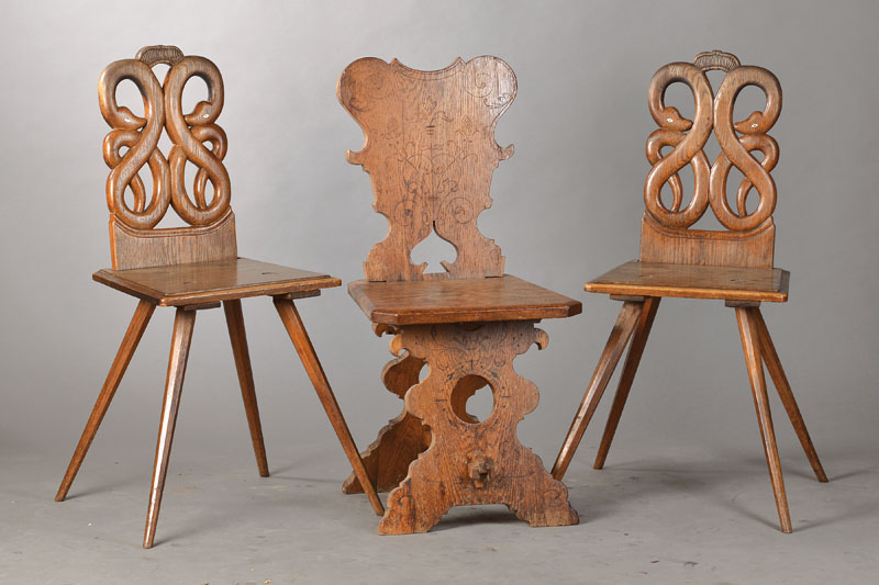 3 Brettstühle, wohl Tirol, um 1900, Eiche massiv, 2x Schlangenstuhl je mit reich gewundene r Lehne u. Augen als Beineinlage, 1x Sgabello mit flacher ...