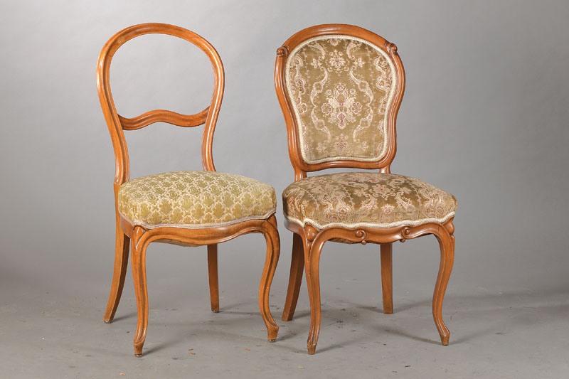 4 Louis-Philippe-Stühle, Mitte 19.Jh., Nussbaum massiv u. furniert, 2x mit offener u. 2x mit gepolsterter Rückenlehne, gerieft, stabil, H. ca. 93 ...