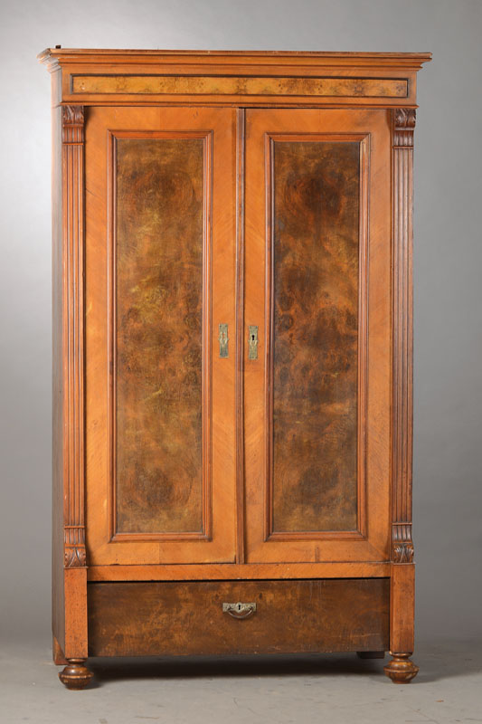 Garderobenschrank, mitteldeutsch, um 1870/80, Nussbaum- bzw. Wurzelnussfurnier auf Weichholzkorpus, 2-türig mit Kleiderstange, Sockelschub, orig. ...
