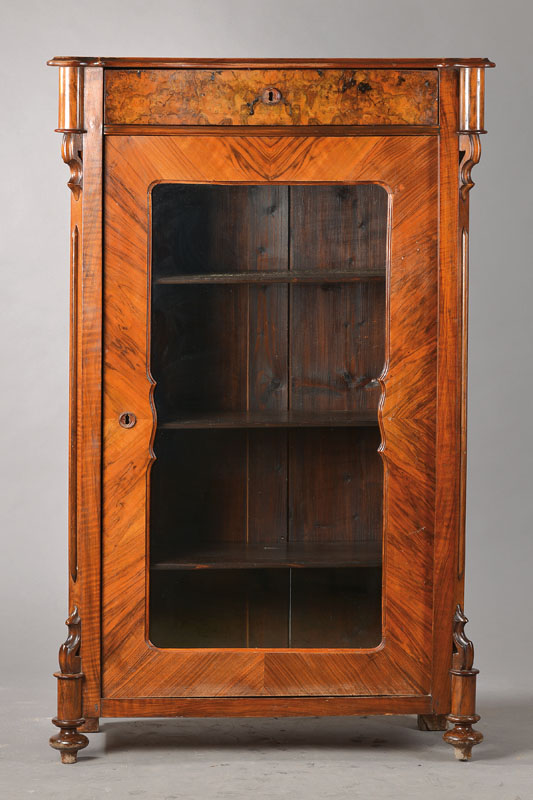 Halbhohe Vitrine, mitteldeutsch, um 1860/70, Nussbaum- bzw. Wurzelnussfurnier, 1-türig mit alter Verglasung im Brezelrahmen, Kopfschub, innen 3 ...