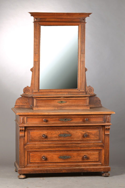 Schminkkommode, deutsch, um 1880, Nussbaum massiv, 3-schübig, Aufsatz 1-schübig mit altemSpiegel, vielfach kanneliert, wenige Gebr.- Sp., ca. ...