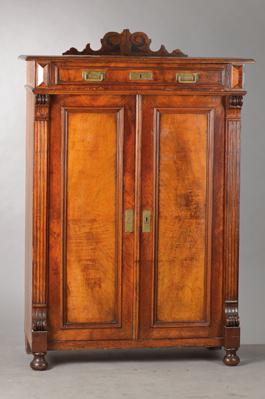 Vertiko, deutsch, um 1880, Nussbaumfurnier auf Kreuzfuge verlegt, seitl. Kanneluren, 2-türig u. 1-schübig, ehemals mit Aufsatz, Furnierabplatzung, ...