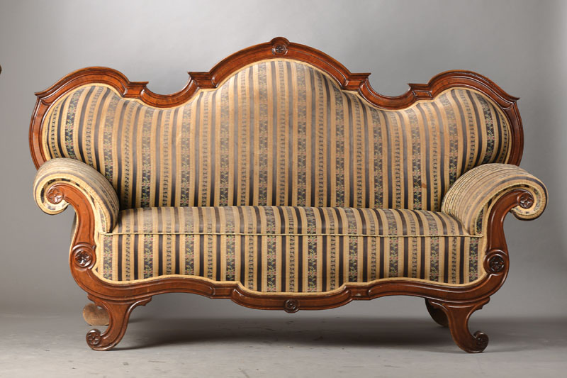 Louis-Philippe-Sofa, deutsch, um 1860/70, üppig gepolstert, 3-fach geschweift u. vielfach verkröpft, zeigt erste Gründerzeiteinflüsse, ...